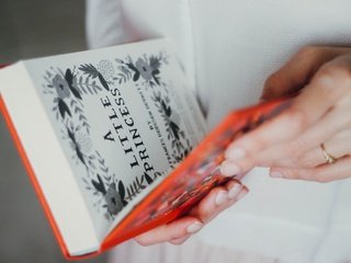 Обои кольцо, руки, пальцы, книга, страницы, ring, hands, fingers, book, page разрешение 2048x1366 Загрузить