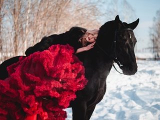 Обои лошадь, снег, зима, девушка, блондинка, юбка, конь, horse, snow, winter, girl, blonde, skirt разрешение 2560x1707 Загрузить