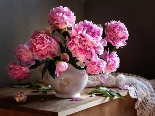 Обои цветы, листья, букет, салфетка, кувшин, ракушка, натюрморт, пионы, flowers, leaves, bouquet, napkin, pitcher, shell, still life, peonies разрешение 2500x1823 Загрузить