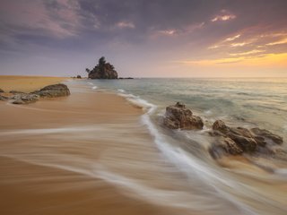 Обои небо, пляж, облака, камни, волны, пейзаж, море, скала, песок, the sky, beach, clouds, stones, wave, landscape, sea, rock, sand разрешение 3840x2400 Загрузить