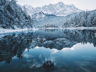 Обои деревья, отражение, озеро, горы, скалы, снег, природа, лес, зима, trees, reflection, lake, mountains, rocks, snow, nature, forest, winter разрешение 1920x1200 Загрузить