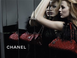 Обои девушка, chanel, отражение, портрет, взгляд, зеркало, лицо, сумка, блейк лайвли, girl, reflection, portrait, look, mirror, face, bag, blake lively разрешение 2000x1304 Загрузить