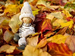 Обои природа, осень, игрушка, кукла, шапочка, фигурка, осенние листья, nature, autumn, toy, doll, cap, figure, autumn leaves разрешение 1920x1280 Загрузить