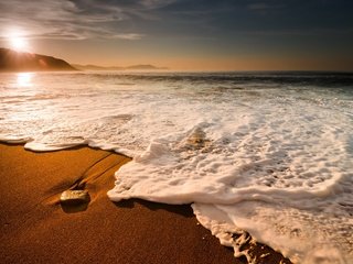 Обои солнце, морская пена, природа, берег, волны, песок, пляж, горизонт, камень, the sun, sea foam, nature, shore, wave, sand, beach, horizon, stone разрешение 2560x1600 Загрузить