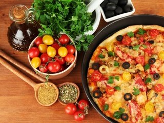 Обои сыр, помидоры, оливки, пицца, маслины, петрушка, специи, cheese, tomatoes, olives, pizza, parsley, spices разрешение 2560x1600 Загрузить