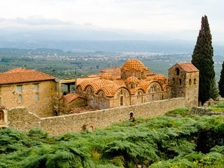 Обои деревья, храм, панорама, греция, памятник, монастырь, мистра, trees, temple, panorama, greece, monument, the monastery, mistras разрешение 2048x1365 Загрузить