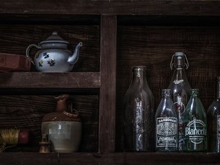 Обои бутылка, бутылки, чайник, натюрморт, полка, утварь, bottle, kettle, still life, shelf, utensils разрешение 2048x1146 Загрузить