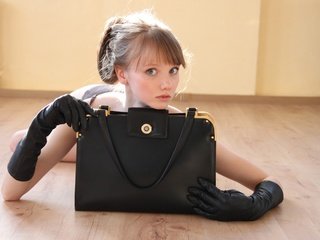 Обои девушка, взгляд, модель, перчатки, сумка, на полу, олеся харитонова, girl, look, model, gloves, bag, on the floor, olesya kharitonova разрешение 2560x1920 Загрузить