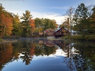 Обои небо, деревья, вода, природа, осень, дома, the sky, trees, water, nature, autumn, home разрешение 2048x1365 Загрузить