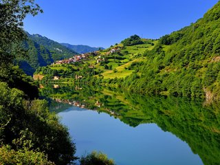 Обои река, горы, природа, лес, отражение, пейзаж, городок, river, mountains, nature, forest, reflection, landscape, town разрешение 1920x1200 Загрузить