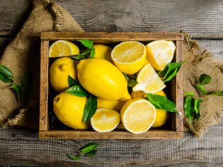 Обои листья, доски, лимоны, цитрусы, ящик, мешковина, leaves, board, lemons, citrus, box, burlap разрешение 1920x1080 Загрузить