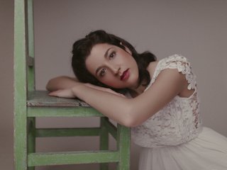 Обои девушка, платье, взгляд, стул, волосы, лицо, mara saiz, girl, dress, look, chair, hair, face разрешение 2048x1365 Загрузить