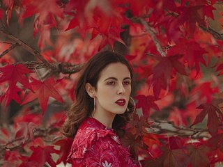 Обои листья, девушка, взгляд, осень, волосы, лицо, макияж, mara saiz, leaves, girl, look, autumn, hair, face, makeup разрешение 2048x1365 Загрузить