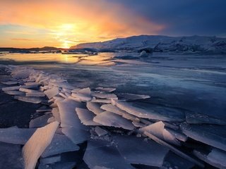 Обои вода, заморозки, горы, годы, закат, зима, пейзаж, лёд, исландия, ледник, water, freezing, mountains, years, sunset, winter, landscape, ice, iceland, glacier разрешение 2048x1358 Загрузить