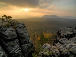 Обои небо, деревья, горы, камни, закат, пейзаж, скала, осень, the sky, trees, mountains, stones, sunset, landscape, rock, autumn разрешение 2560x1600 Загрузить