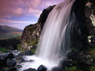 Обои небо, облака, природа, камни, пейзаж, скала, водопад, the sky, clouds, nature, stones, landscape, rock, waterfall разрешение 1920x1200 Загрузить