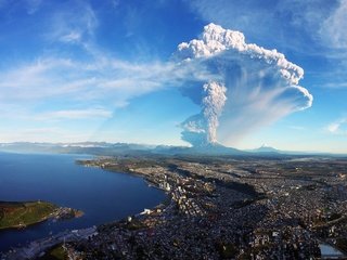 Обои небо, вулкан, облака, чили, вода, вулкан кальбуко, puerto montt, природа, берег, пейзаж, море, горизонт, the sky, the volcano, clouds, chile, calbuco volcano, water, nature, shore, landscape, sea, horizon разрешение 1920x1200 Загрузить