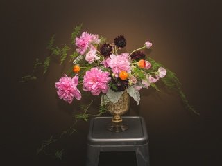 Обои цветы, обои, фон, букет, ваза, пионы, flowers, wallpaper, background, bouquet, vase, peonies разрешение 3000x1966 Загрузить