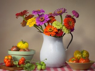 Обои цветы, букет, овощи, кувшин, помидоры, натюрморт, цинния, flowers, bouquet, vegetables, pitcher, tomatoes, still life, zinnia разрешение 2000x1265 Загрузить