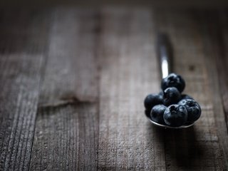 Обои макро, ягоды, черника, ложка, деревянная поверхность, macro, berries, blueberries, spoon, wooden surface разрешение 2048x1365 Загрузить