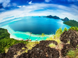 Обои небо, бунгало, скалы, тропики, море, малайзия, пляж, bohey dulang island, горизонт, панорама, вид сверху, побережье, the sky, bungalow, rocks, tropics, sea, malaysia, beach, horizon, panorama, the view from the top, coast разрешение 3678x2452 Загрузить