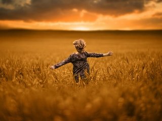 Обои солнце, природа, поле, девочка, ребенок, бег, the sun, nature, field, girl, child, running разрешение 5760x3609 Загрузить