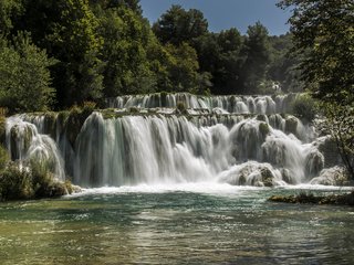 Обои деревья, река, лес, водопад, хорватия, солнечно, krka national park, trees, river, forest, waterfall, croatia, sunny разрешение 4000x2670 Загрузить