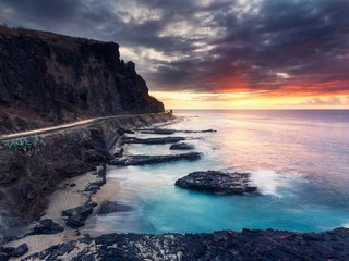 Обои дорога, облака, скалы, берег, закат, море, пляж, побережье, road, clouds, rocks, shore, sunset, sea, beach, coast разрешение 2047x1273 Загрузить