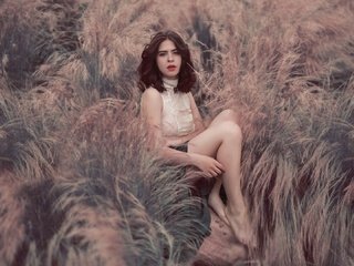 Обои девушка, поле, взгляд, ножки, лицо, ветер, girl, field, look, legs, face, the wind разрешение 1920x1080 Загрузить