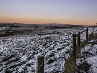 Обои снег, зима, пейзаж, утро, поля, забор, холод, snow, winter, landscape, morning, field, the fence, cold разрешение 6016x3374 Загрузить