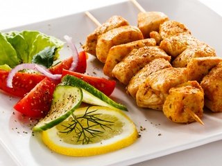 Обои зелень, лимон, овощи, мясо, шашлык, курица, шпажки, greens, lemon, vegetables, meat, kebab, chicken, skewers разрешение 3840x2160 Загрузить