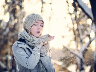 Обои деревья, снег, зима, девушка, шапка, пальто, шарф, митенки, trees, snow, winter, girl, hat, coat, scarf, mitts разрешение 2880x1800 Загрузить