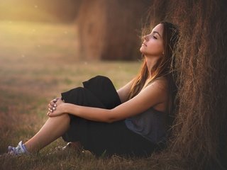 Обои девушка, настроение, брюнетка, сено, сидит, солома, стог, girl, mood, brunette, hay, sitting, straw, stack разрешение 2048x1152 Загрузить