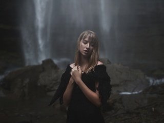 Обои девушка, водопад, взгляд, волосы, лицо, в чёрном, aleah michele, diluted thoughts, girl, waterfall, look, hair, face, in black разрешение 2048x1365 Загрузить