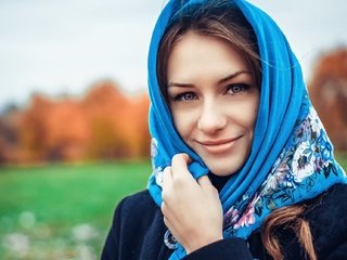 Обои девушка, улыбка, портрет, взгляд, осень, волосы, лицо, платок, girl, smile, portrait, look, autumn, hair, face, shawl разрешение 1920x1282 Загрузить