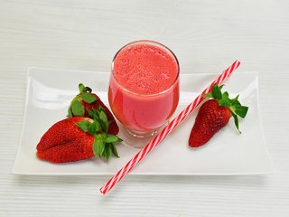 Обои напиток, клубника, бокал, тарелка, трубочка, сок, фреш, drink, strawberry, glass, plate, tube, juice, fresh разрешение 4000x2660 Загрузить