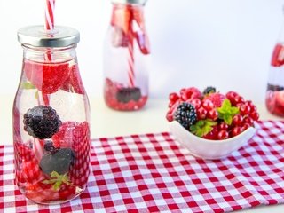 Обои напиток, клубника, ягоды, бутылки, красная смородина, ежевика, трубочки, drink, strawberry, berries, bottle, red currant, blackberry, tube разрешение 4891x3261 Загрузить
