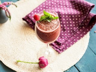 Обои мята, напиток, малина, роза, бокал, сок, mint, drink, raspberry, rose, glass, juice разрешение 2048x1342 Загрузить