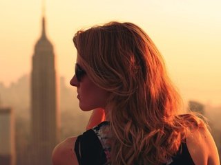 Обои девушка, город, очки, профиль, волосы, солнечный свет, girl, the city, glasses, profile, hair, sunlight разрешение 3648x2052 Загрузить