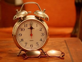 Обои очки, часы, время, стрелки, будильник, glasses, watch, time, arrows, alarm clock разрешение 3794x2572 Загрузить