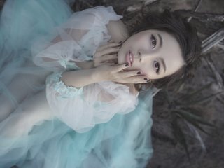 Обои девушка, платье, волосы, лицо, руки, згляд, азиатка, маникюр, girl, dress, hair, face, hands, sight, asian, manicure разрешение 2048x1365 Загрузить