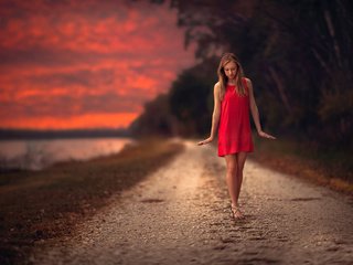 Обои дорога, закат, девушка, фон, блондинка, модель, красное платье, road, sunset, girl, background, blonde, model, red dress разрешение 2048x1484 Загрузить