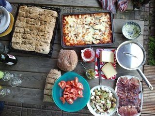 Обои сыр, ассорти, хлеб, мясо, выпечка, помидоры, пирог, пицца, салат, cheese, cuts, bread, meat, cakes, tomatoes, pie, pizza, salad разрешение 2560x1920 Загрузить