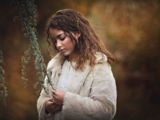 Обои хвоя, девушка, настроение, фон, ветки, шубка, needles, girl, mood, background, branches, coat разрешение 2048x1365 Загрузить