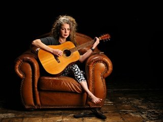 Обои гитара, музыка, волосы, черный фон, лицо, кресло, marynell, guitar, music, hair, black background, face, chair разрешение 2048x1360 Загрузить