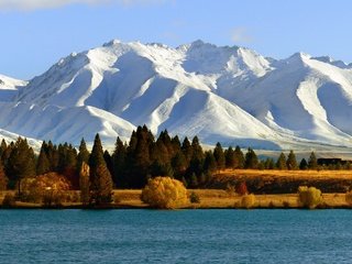 Обои деревья, озеро, горы, снег, осень, горный хребет, trees, lake, mountains, snow, autumn, mountain range разрешение 2400x1344 Загрузить