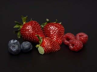 Обои малина, клубника, черный фон, ягоды, черника, raspberry, strawberry, black background, berries, blueberries разрешение 6000x4000 Загрузить