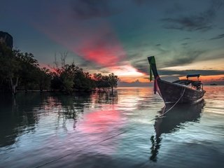 Обои небо, облака, деревья, закат, море, лодка, the sky, clouds, trees, sunset, sea, boat разрешение 2048x1142 Загрузить