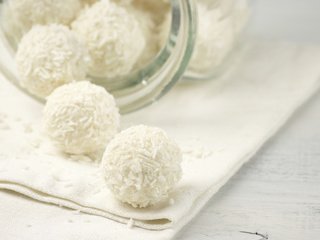 Обои конфеты, шарики, сладкое, десерт, рафаэлло, кокосовая стружка, svetl, candy, balls, sweet, dessert, raffaello, coconut разрешение 1920x1200 Загрузить