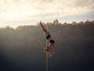 Обои девушка, поза, гимнастка, модель, фигура, шест, акробатика, girl, pose, gymnast, model, figure, pole, acrobatics разрешение 2000x1250 Загрузить